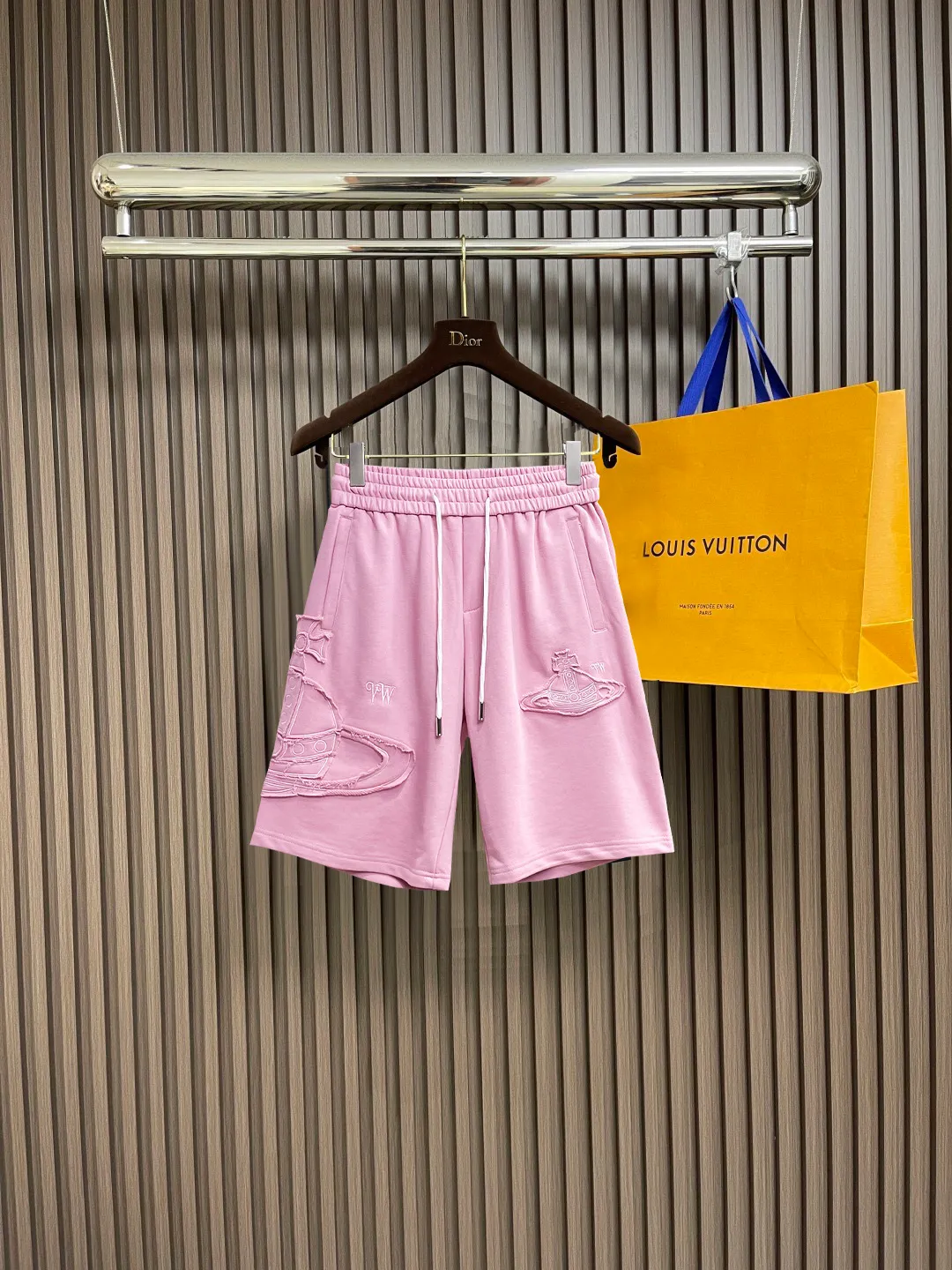 The Queen Mother's three-standard complete 2025 summer New Arrival men's casual shorts, advanced custom-made Breathable fabric, Breathable fabric, extremely stretchy and comfortable, impeccable details, top-grade accessories, original logo design concept, delicate and soft feel! The upper body fit is awesome! Size: M-XXXL Please state your height and weight when ordering